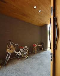 贅沢にとった玄関ポーチ 自転車を置く場所にいつも悩みます 毎日のことだから ゆったりとれるなら こんな贅沢もアリだと思います 玄関ポーチ 自転車置き場 洗い出し 板貼り 塗壁 玄関引き戸 造作玄関ドア 設計士 設計士とつくる デザイナーズ住宅