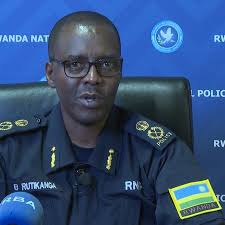 Abakora mu nzego z'umutekano biganjemo Abapolisi b'u Rwanda... Basuye  igicumbi cy'Intwari z'Igihugu i Remera, basobanurirwa amateka y'Intwari  zikubiye mu byiciro bitatu aribyo: Imanzi Imena n'Ingenzi.