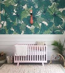 Le Papier Peint Tropical Les Plus Beaux Exemples Trouves Sur Pinterest Papier Peint Tropical Decoration Chambre Bebe Deco Chambre Bebe