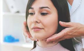 Pada penyakit hashimoto tiroid, tubuh membentuk antibodi yang merusak jaringan tiroid sehingga menyebabkan peradangan, yang juga diketahui sebagai tiroiditis limfositik kronik. Ini 6 Tanda Anda Mengalami Gangguan Tiroid 1health Id