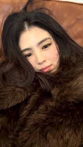 Sohee came to Hi& 🥹🥰 and showed off her FILA shoes that she designed!!!!  😍👏🏻👍🏻, She said she’s at her friend’s studio and will be eating kimchi  jjigae with her friend. And because her friend is there, ...