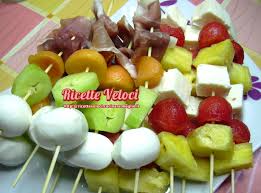 Scoprite le ultime ricette antipasti alla frutta: Spiedini Di Frutta Con Formaggi Verdura E Salumi Ricette Veloci Di Tania