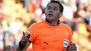 La banca de chile en el estadio centenario explotó contra los árbitros exigiendo penal, mientras que en las redes sociales los hinchas de la selección acusaron. Peru Vs Uruguay Conoce El Polemico Arbitro Chileno Julio Bascunan Futbol Peruano El Bocon