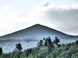 Ovo prirodno čudo pripada karpatskim planinama, a, osim brojnih legendi. Rtanj Serbia The World S Largest Pyramid Youtube