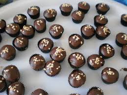 Biskut almond london adalah antara biskut yang popular di hari raya. Biskut Almond London