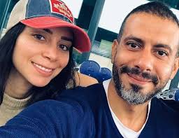 وأوضحت بسنت شوقي أن أهم ما يميز محمد فراج هو طيبته، كما تحدثت عن عيوبه، موضحة وما لا يعرفه الكثير أن بسنت شوقي تكبر محمد فراج بثلاث سنوات، فهي تبلغ من العمر 40 الفنانة الشابة بسنت شوقى ولدت في القاهرة ودرست إدارة الأعمال فى الجامعة الأمريكية. Ihg5 Umunzdo M