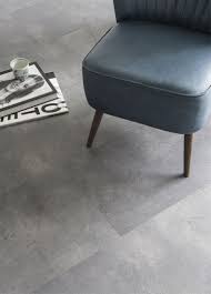 Dieser Robuste Vinylboden In Fliesenoptik Hat Raue Muster Und Verleiht Ihrem Raum Damit Auch Ein Robus Vinylboden Vinylboden Fliesenoptik Vinylboden Betonoptik