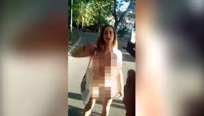 Revuelo en Italia por una joven que caminó desnuda por la calle para  realizar 