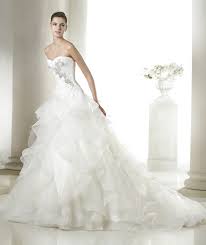 La scelta vincente in ogni occasione la scollatura, mai eccessiva, è a cuore, che oltre ad essere già romantica per la sua forma, è in grado di mettere in risalto il decolletè della sposa. Abiti Da Sposa Romantici Unadonna