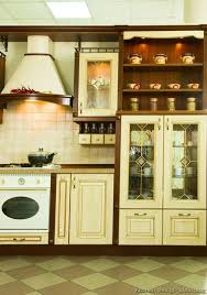 This kitchen cabinet includes a distinct appearance that will make your little princess delighted quite. Kitchen Idea Of The Day Traditional Two Tone Kitchen With Wood Cabinet Frames And Interiors Traditional Kitchen Design Kitchen Design Italian Kitchen Design