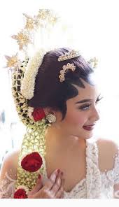 Memiliki gaun/kebaya pengantin model terbaru dan milik sendiri, termasuk aksesorisnya, alias tidak minjam dari sanggar. Pernikahan Anak Jokowi Kenali Jenis Ronce Melati Pengantin Jawa Cantik Tempo Co