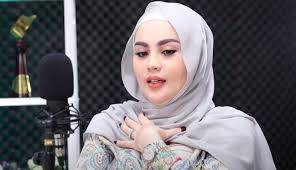 Kabar duka kembali datang dari ayah ria ricis dan oki setiana dewi. Bukan Oki Setiana Dewi Jennifer Dunn Yang Diduga Dipoligami Uje