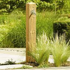 Dieser äußerst praktische wasserhahn kann dabei dauerhaft im garten verwendet werden. Graf Wasserzapfsaule Wood Darkwood Lightwood Schlauch Artjardin