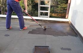 Jak naprawić uszkodzoną papę na dachu? | Pokrycia dachowe