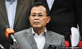 Mahathir mengumumkan perkara itu dalam sidang media di parlimen hari ini. Tun Mahathir Mengumumkan Mb Johor Letak Jawatan Menteri Besar Baru Dijangka Akan Diumumkan Tak Lama Lagi Cerita Kini