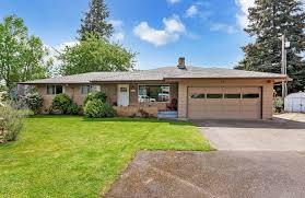 Wonderful Ranch Style Home With Fully Finished Basement Fireplaces In Living Room And Family Room 1 4 Ac Lot Boasts Blueber Ranch Style Home Home Ranch Style