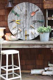 This Diy Pallet Wall Clock With Garden Tools Is The Perfect Accent Piece To An Outdoor Area Diy Old Garden Tools Garden Clocks Garden Tools