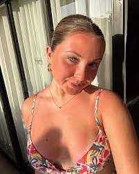 Sarah Winchell's Instagram, Twitter & Facebook