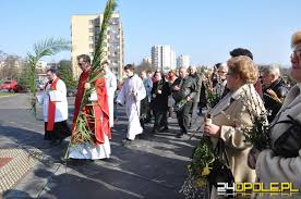 Niedziela palmowa, choć pełna radosnych barw, to w istocie poważne w swojej wymowie święto, które w kościele rozpoczyna ostatni tydzień wielkiego postu, czyli przygotowań do śmierci i. Dzisiaj Niedziela Palmowa Wiadomosci