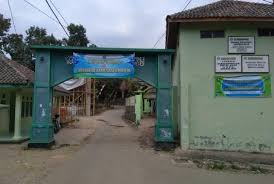 Di pesantren ini, para santri dibagi menjadi dua golongan, yaitu santri yang mengikuti program sekolah sekaligus pesantren dan santri yang khusus belajar ilmu agama/mukim. Kiai Jauhar Balerante Dan Kisah Santri Mengapung Di Atas Air Republika Online