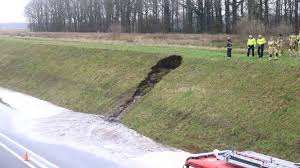 In venlo stijgt het waterpeil razendsnel! Dijkdoorbraak Door Overvolle Sloot Oprit Hunebed Highway Dicht Nos