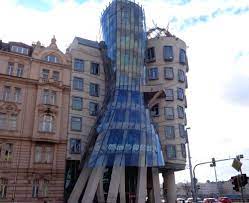Das ist eine architektonische metapher eines tanzenden paares von ginger rogers und fred astaire. Dancing House Prag Tanzendes Haus Gebaude Mit Gradioser Architektur