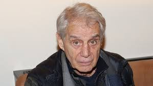 Při takovém odpočinku se navíc bude hodit praktický odkládací stoleček, na který můžeme odložit nejen ovladač, ale také třeba hrnek s kávou. Velke Obavy O Josefa Laufera Zdravotni Stav Se Stale Nelepsi Sip