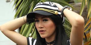 Ada Yang Istimewa Dengan Kalung Dara The Virgin?