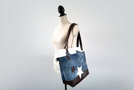 Sac à dos, cabas, pochette, cartable… que vous soyez débutantes ou plus expérimentées, vous allez forcément trouver un modèle adapté à votre niveau et à vos envies dans notre réalisez un sac en cousant un patchwork de tissus aux imprimés anciens, pour une réalisation couture totalement vintage. Tuto Couture Diy Realiser Un Sac Wow En Jean Recupere Pour Debutant