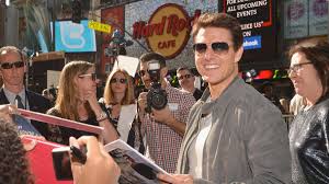 Tom cruise, урождённый томас круз мапотер iv (англ. Tom Kruz Prygnut S 7000 Metrov Sbezhat Ot 16 Tonn Vody Kak Akter Gotovitsya K Tryukam Eurosport