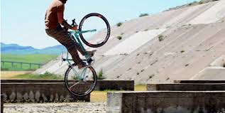 Grazie a @brumottistar per mantenere l'ordine nelle nostre città. Vittorio Brumotti Does Sick Tricks And Street Style On A Road Bike