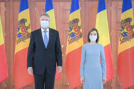 Este o procedură simplă, nu doare și o să subliniez că acest vaccin este sigur, eficient și. Johannis Vaccin Klaus Iohannis A Anune At Cand Se Vor Vaccina Politicienii Antena 3 There Is A Race To Get The Public Vaccinated So We Are Willing To Take More Risk