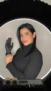 Ella es ERIKA MESA @erik.mesa nuestra especialista desde hace casi un año y  medio queremos agradecerle por su compromiso y pasión con somosbellas  SOMOSBELLAS CUMPLE 7 años #hair#haircut#viral#aniversario