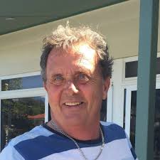 Raked horizontal slats side gates and returns. Monument colour with 9mm  gap. No weld system so a nice clean look both sides. Key lockable Viper  latches keyed alike for both gates🙌 #horizontalslats #