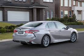 Transmission duty in this sedan is. 2019 Lexus Es 300h Vs Toyota Camry Hybrid Review Forcegt Com