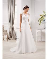 Un abito fluido e sobrio in genere presenta dettagli da scoprire, chicche di alta sartoria che ne incarnano lo stile e che ne fanno il. Abito Da Sposa Semplice Economico In Georgette Con Corpetto In Pizzo Elegante Abiti Da Sposa Abito Da Sposa Semplice Abiti Da Sposa Semplici