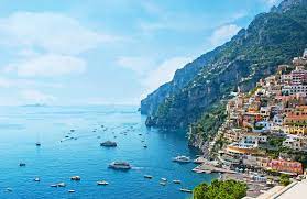 La fenice is perched on a hill with villas and cottages that gradually drop down by a series of steps, lush with cascades of bougainvillea, lemons and vines, to the tyrrhenian sea. Bootstour Positano 15 Touren Zum Bestpreis 2021 Checkyeti