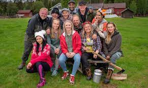 A group of celebrities are placed on an old farm and have to run it like they did in the old days without modern equipment such as every week two participants have to duel and the loser leaves the farm. Farmen Kjendis Finalefesten Er Avlyst Slik Skal Deltakerne Feire At Eventyret Er Over