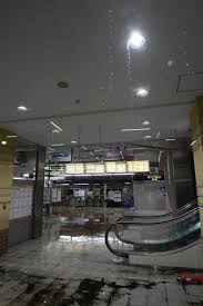 Fukushima prefectural office at time of earthquake occurrence.the japanese text is followed by an english translation.福島県庁内で、地震発生の瞬間を捉えた映像。震度5強。揺れが始まり、本庁舎の室. Owkjidrtcdw Hm
