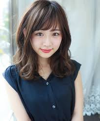 大人っぽさと可愛さ二つの魅力の前髪ありミディアムスタイル folk ヘアスタイル ヘアカット ミディアム ヘアモデル
