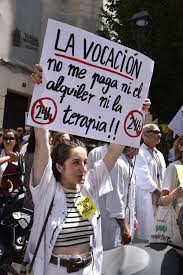 Más de 500 médicos piden la dimisión de la ministra de Sanidad: «Mónica  rancia, nos vamos para Francia»