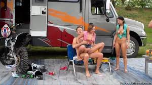 Bekijk Kristalheldere Gratis HD Porno Videos - Rocco Siffredi And His  Friends Plus Some Hot Young Babes In A Hot Behind The Scenes Porn Video - -  YepTube.com