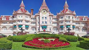 Het disneyland hotel van disneyland paris is een hotel in victoriaanse stijl bij de ingang van het disneyland park. Disneyland Hotel Voor Een Sprookjesverblijf In Het Luxe Disneyland Hotel