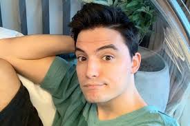 Felipe Neto explica emoji de grávida e anuncia chegada de bebê na família