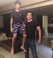 Amid the global pandemic, he proved to be a messiah for underprivileged peop. 20 Inside Pictures That Ll Give You A Tour Of Sonu Sood S 2600 Sq Ft Luxury Apartment Gq India