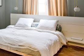 Une tête de lit avec des tablettes en mélaminé. Tete De Lit En Palette 39 Inspirations Pour Votre Chambre