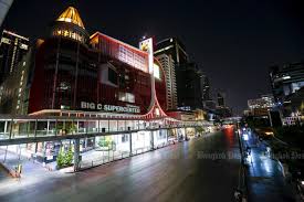 Curfew definition, an order establishing a specific time in the evening after which certain regulations apply, especially that no civilians or other specified group of unauthorized persons may be outdoors or that places of public assembly must be closed. Curfew In Greater Bangkok From Monday