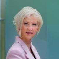 Beth Ayers's Instagram, Twitter & Facebook