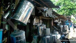 Sapu dengan berbagai macam jenis,contohnya: Pengrajin Alat Rumah Tangga Bugangan Harus Cepat Dicarikan Solusi