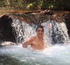 O inimigo agora é outro. Zeca Pagodinho Se Refresca Em Chapada E Diz Que Queimadas Na Regiao Sao Impactantes Olhar Conceito